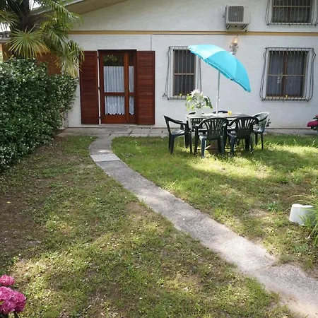 ヴィラ Lovely Semi-detached With Private Garden