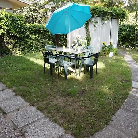 Lovely Semi-detached With Private Garden ヴィラ *